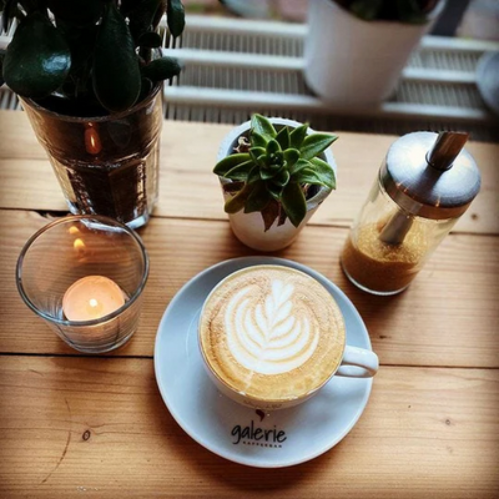 Tasse Kaffee mit Milchschaum 